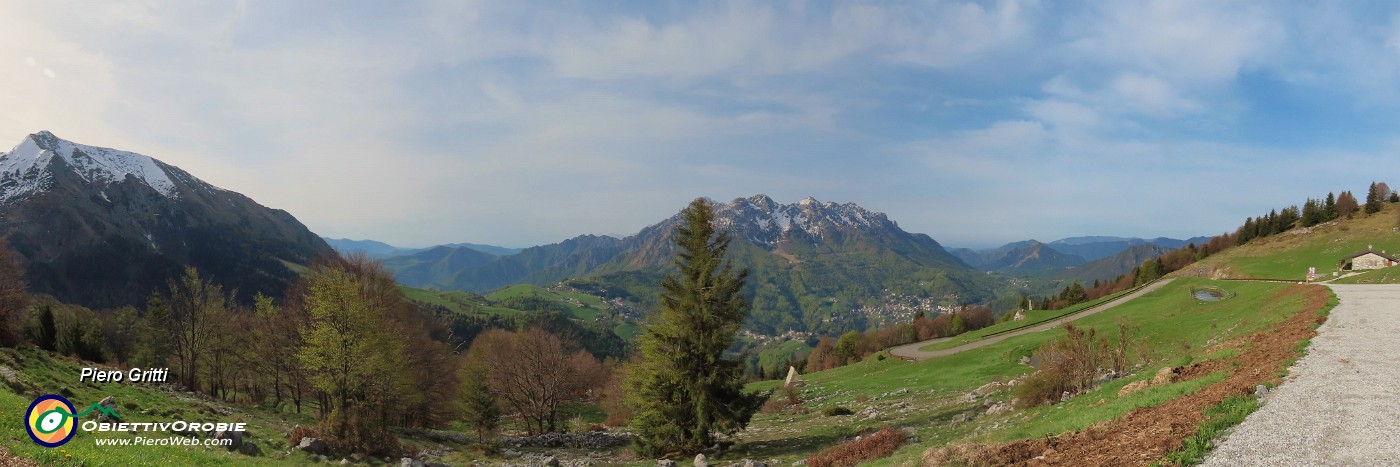 08 Dal parcheggio d'Alpe Arera (1600 m) vista panoramica con Alben.jpg